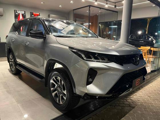 TOYOTA HILUX SW4 2.8 D-4D TURBO DIESEL DIAMOND 7L 4X4 AUTOMÁTICO